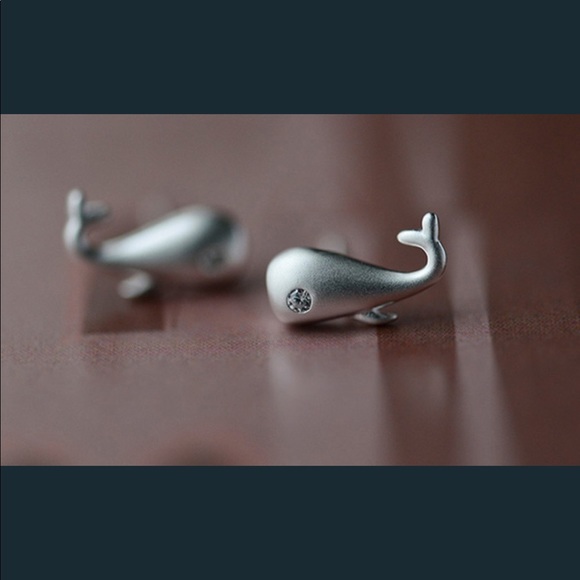 Adorable small whale earrings - Picture 5 of 5